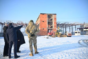 люди, будівля, сніг