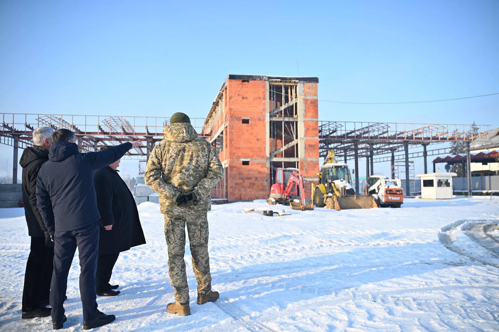 люди, будівля, сніг