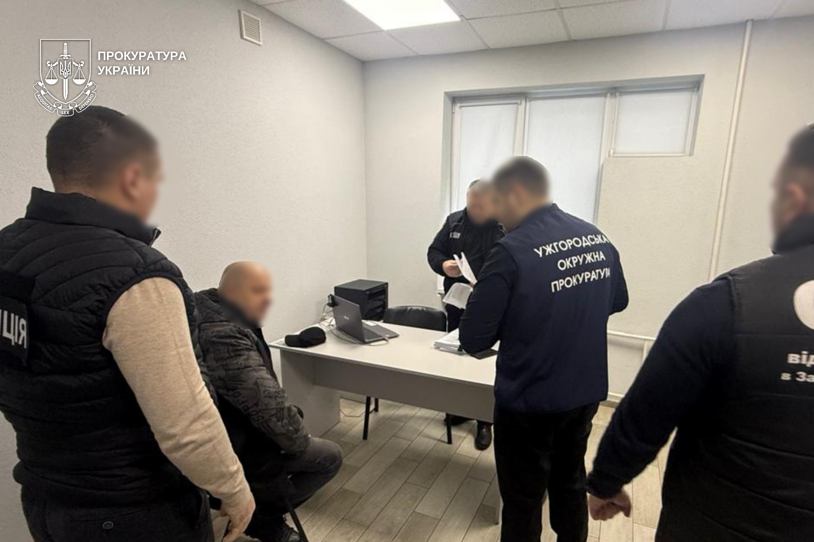 люди, кімната, стіл