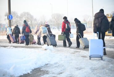 діти, валізи, сніг