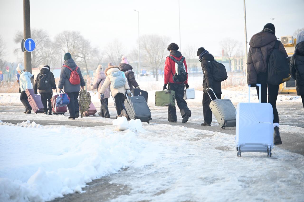 діти, валізи, сніг