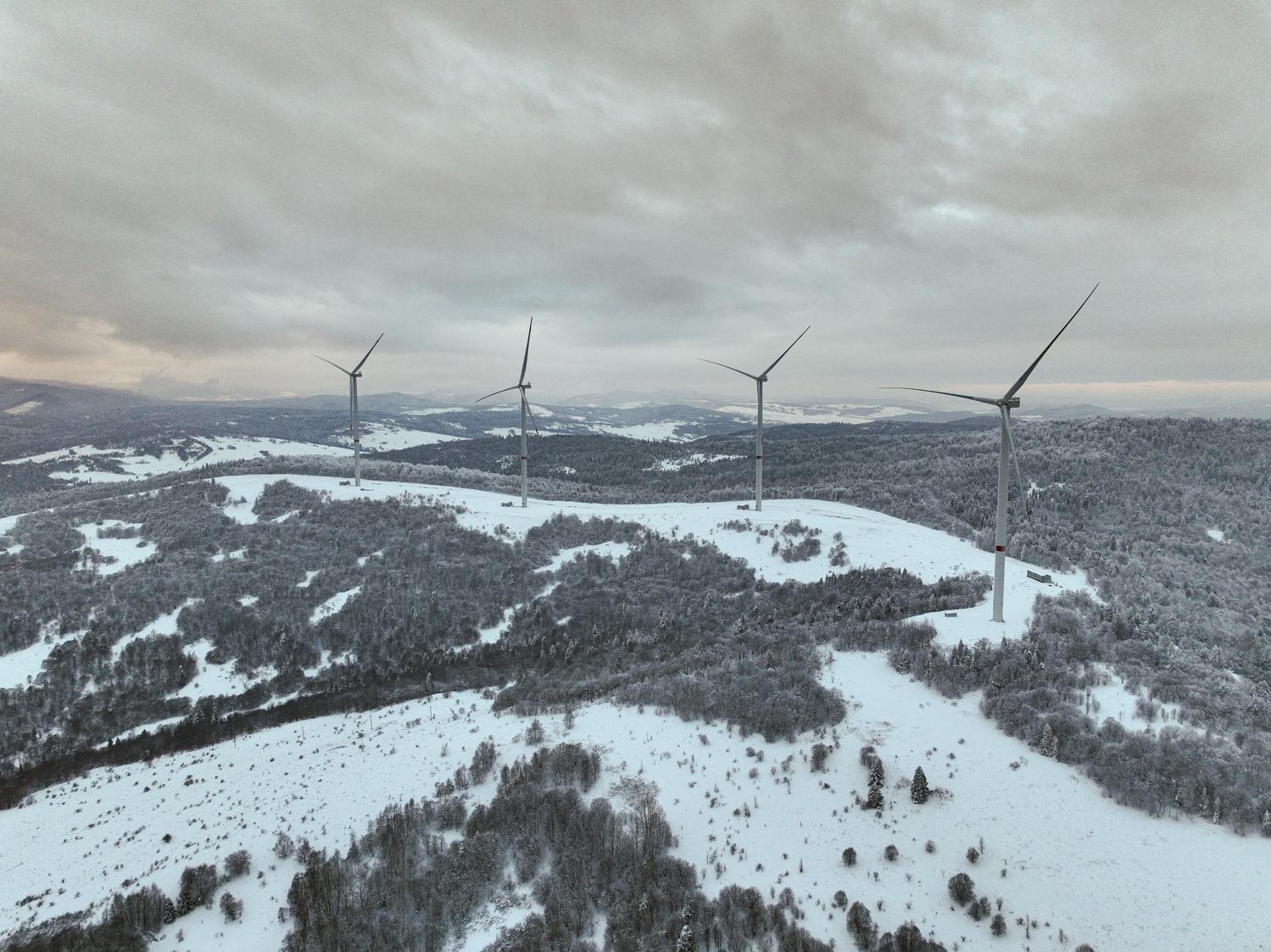 гори, сніг, вітряки