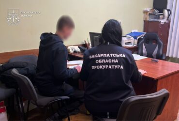 чоловіки, кабінет, стіл