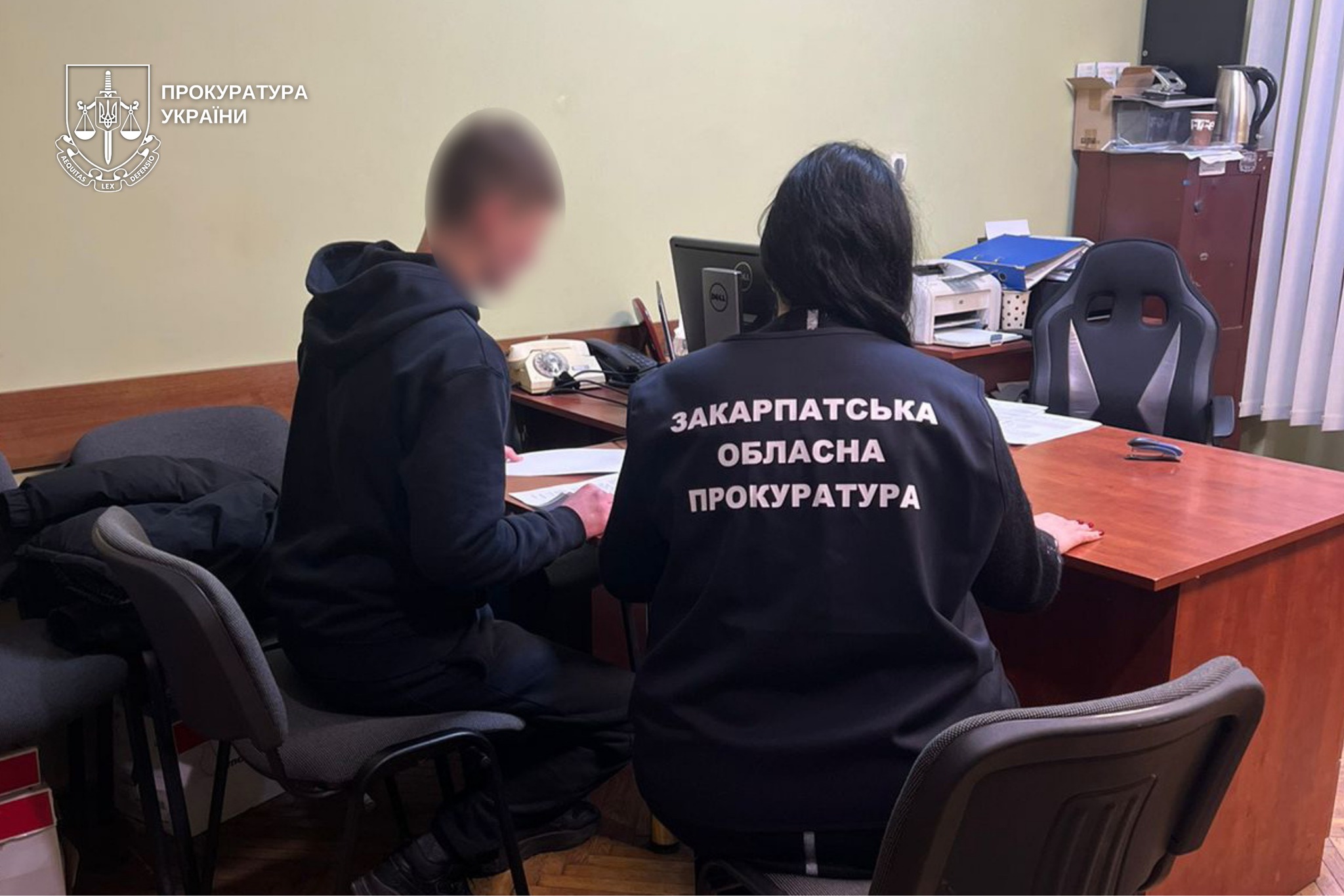 чоловіки, кабінет, стіл