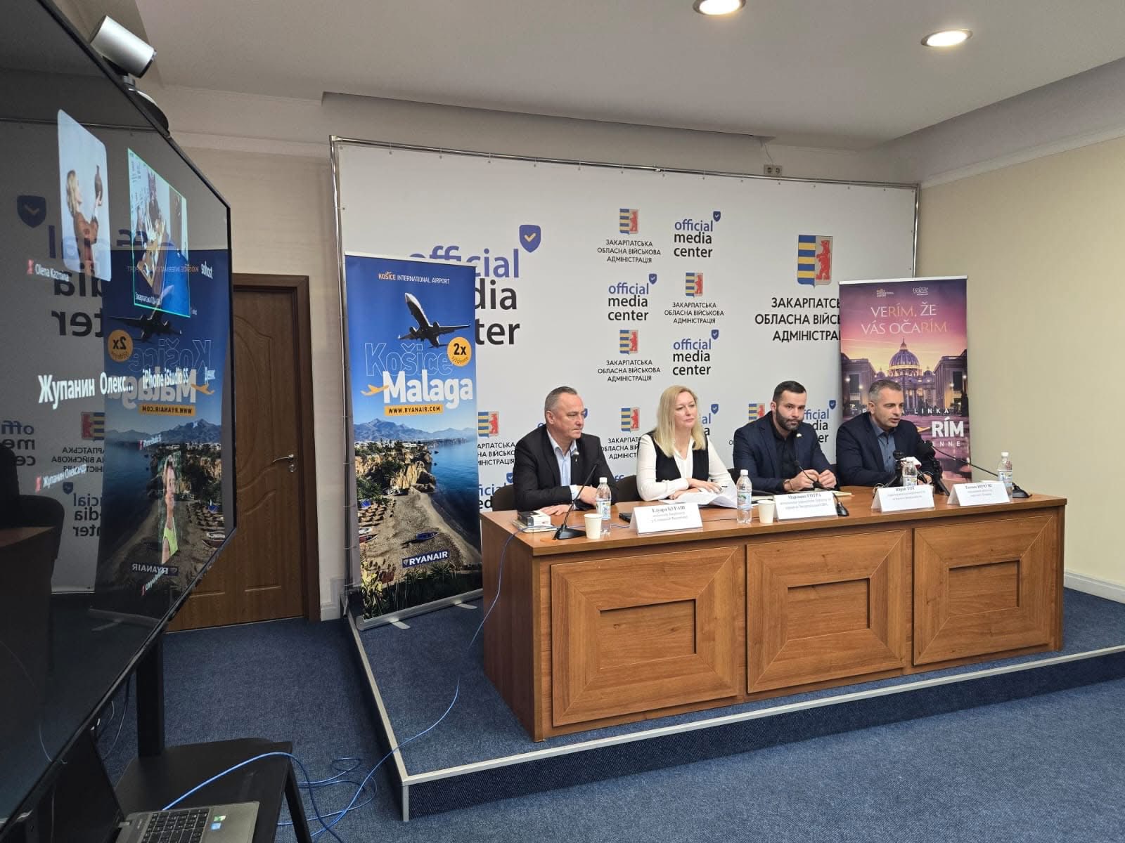 люди, приміщення, трибуна