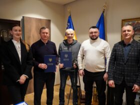 чоловіки, кабінет, прапори