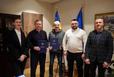 чоловіки, кабінет, прапори