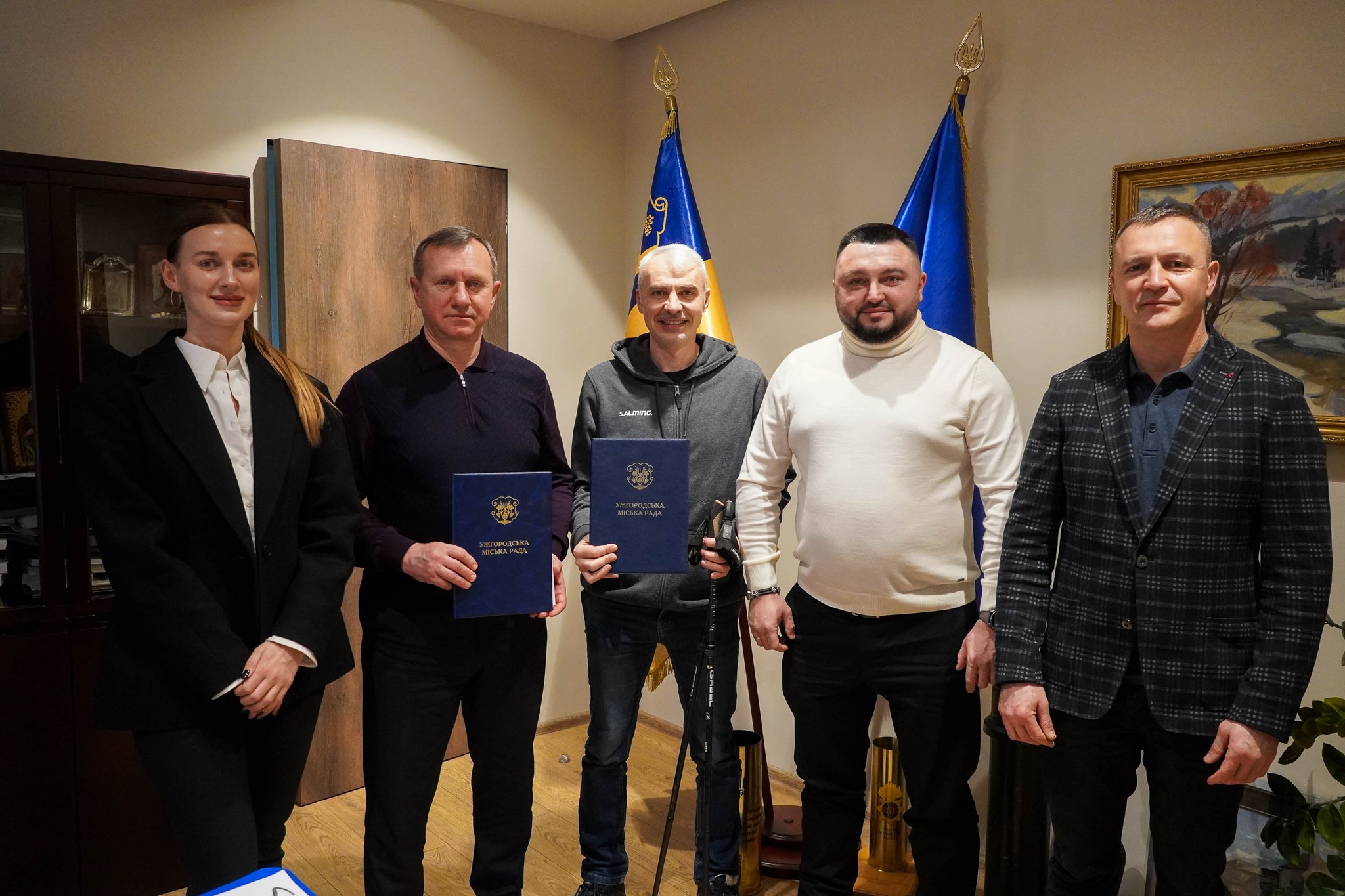 чоловіки, кабінет, прапори