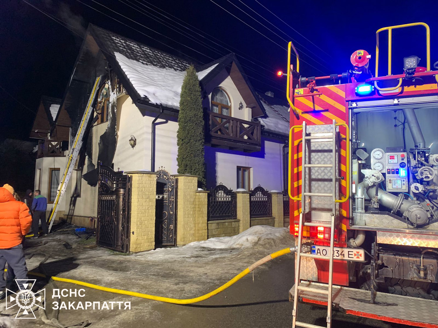 будинок, пожежна машина, ніч