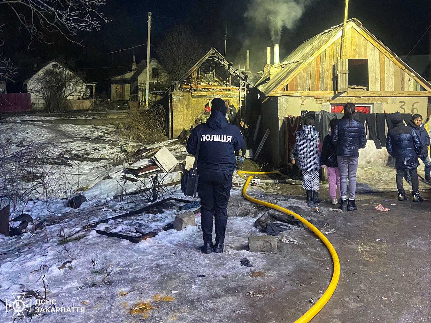 люди, будинок, ніч