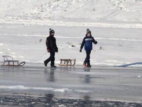 діти, санки, лід