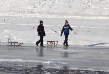 діти, санки, лід