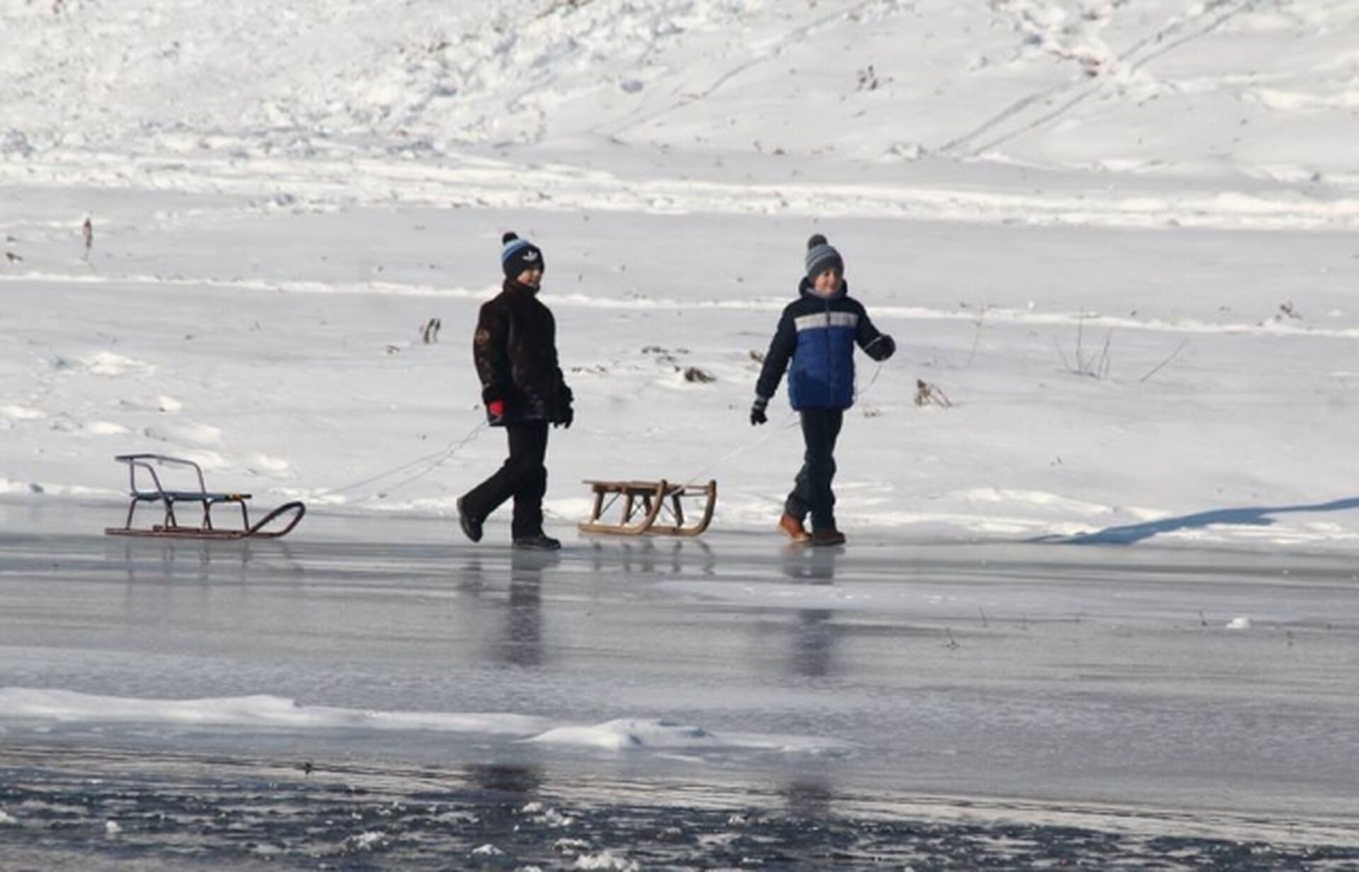 діти, санки, лід