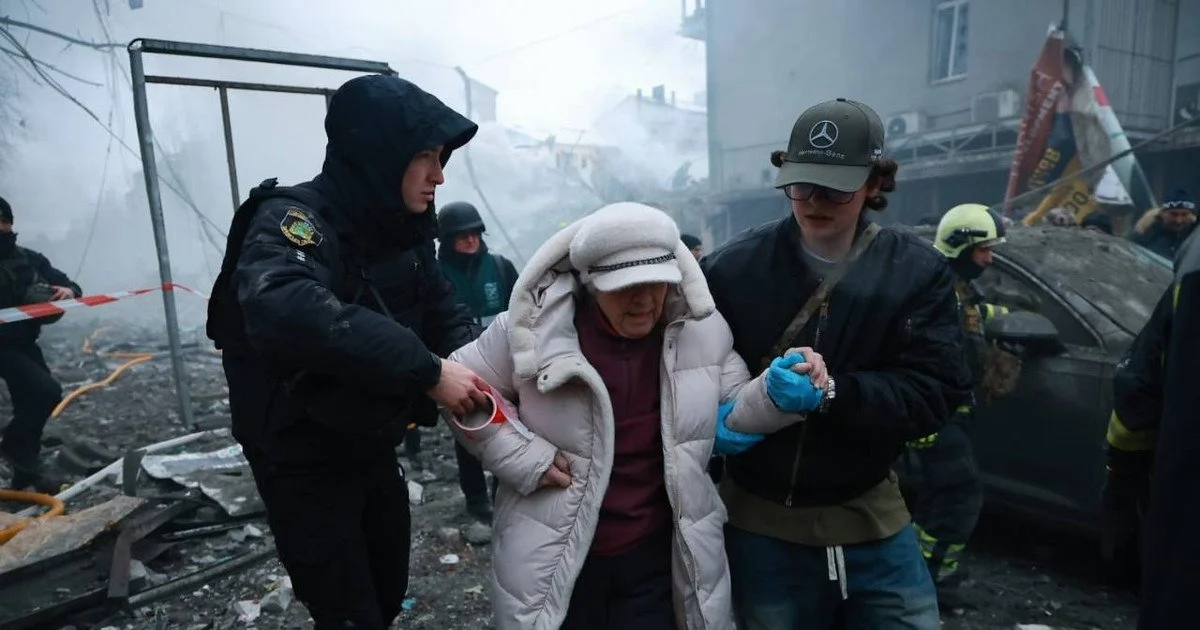 люди, руїни