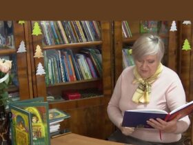 жінка, полиці, книжки