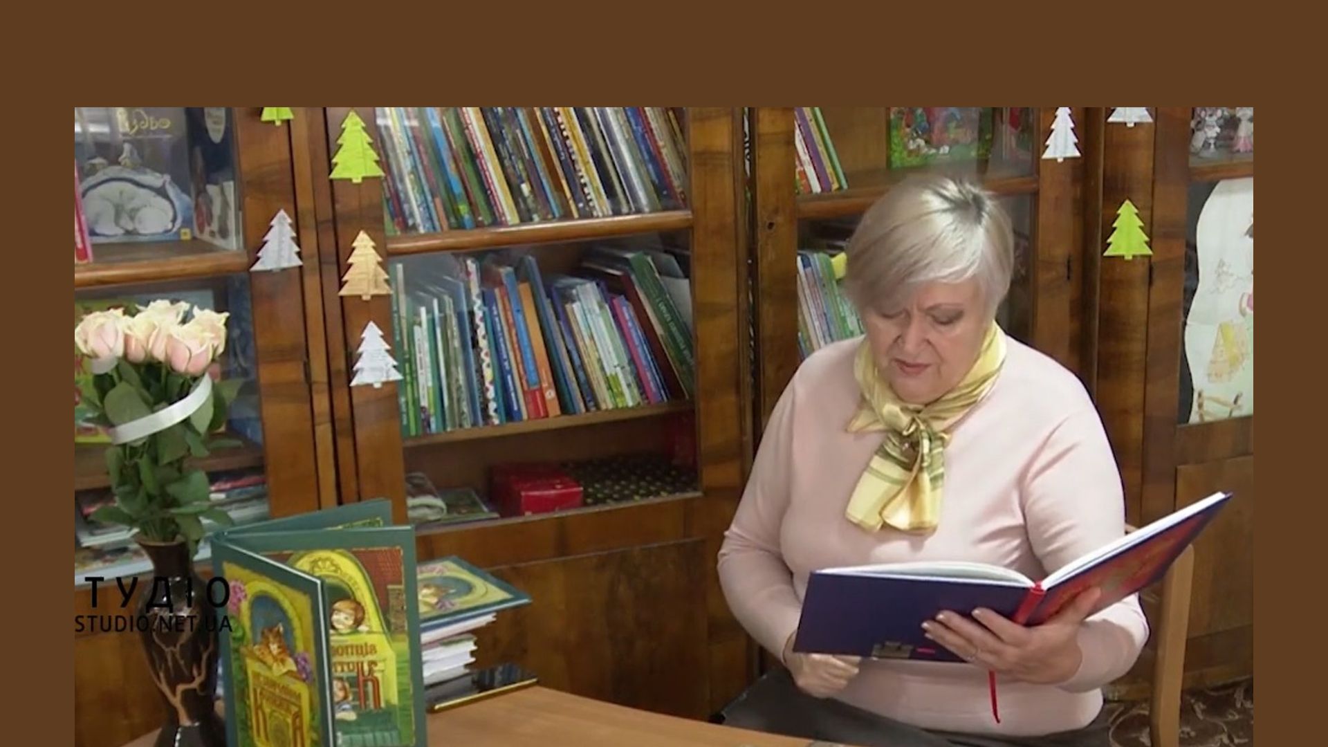 жінка, полиці, книжки