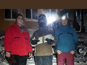 чоловіки, будинок, сніг