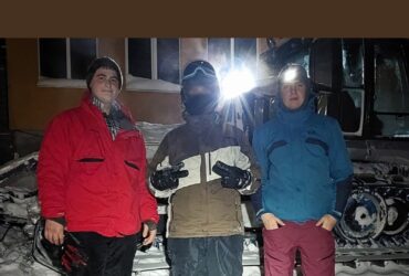 чоловіки, будинок, сніг