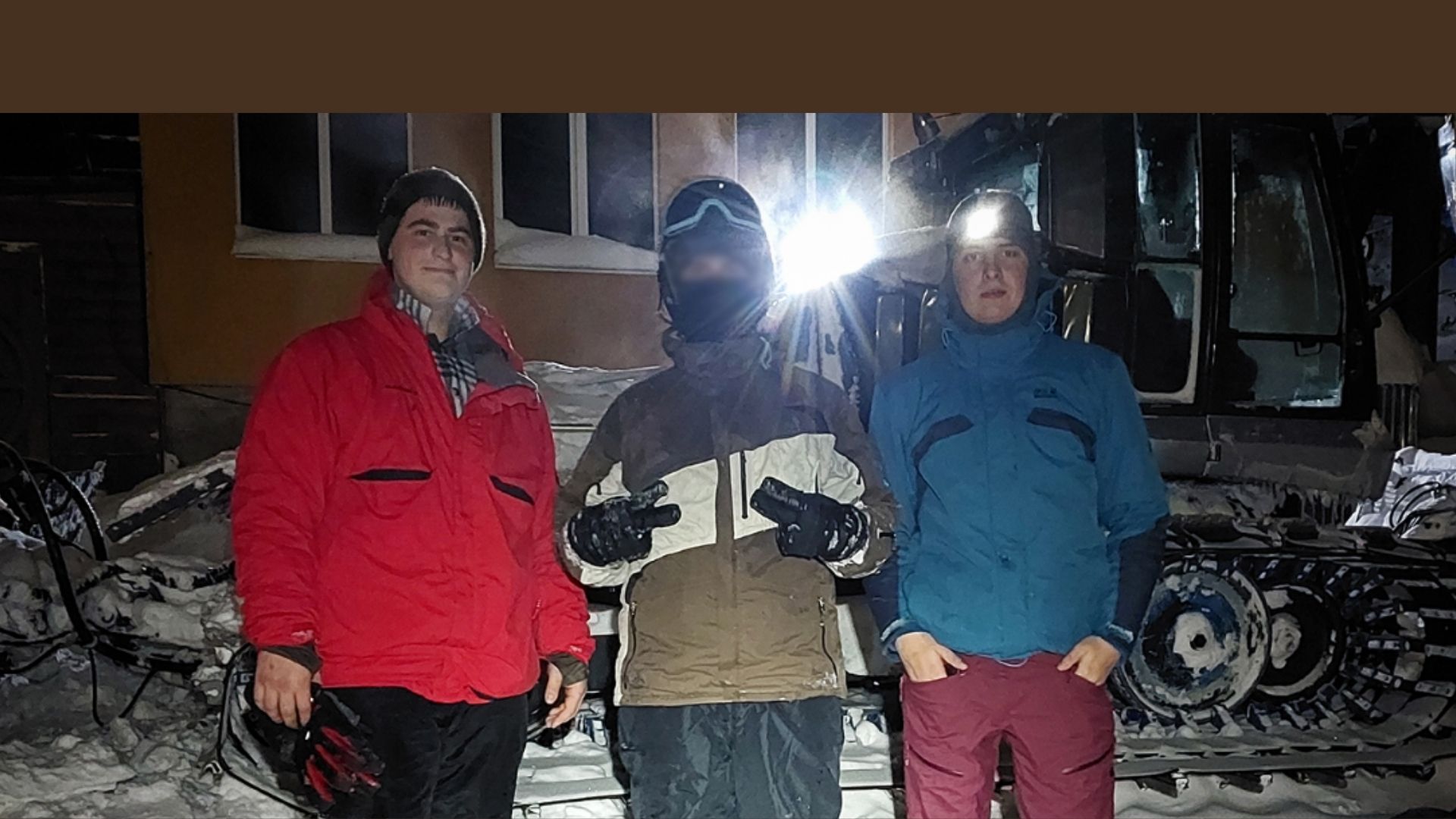 чоловіки, будинок, сніг