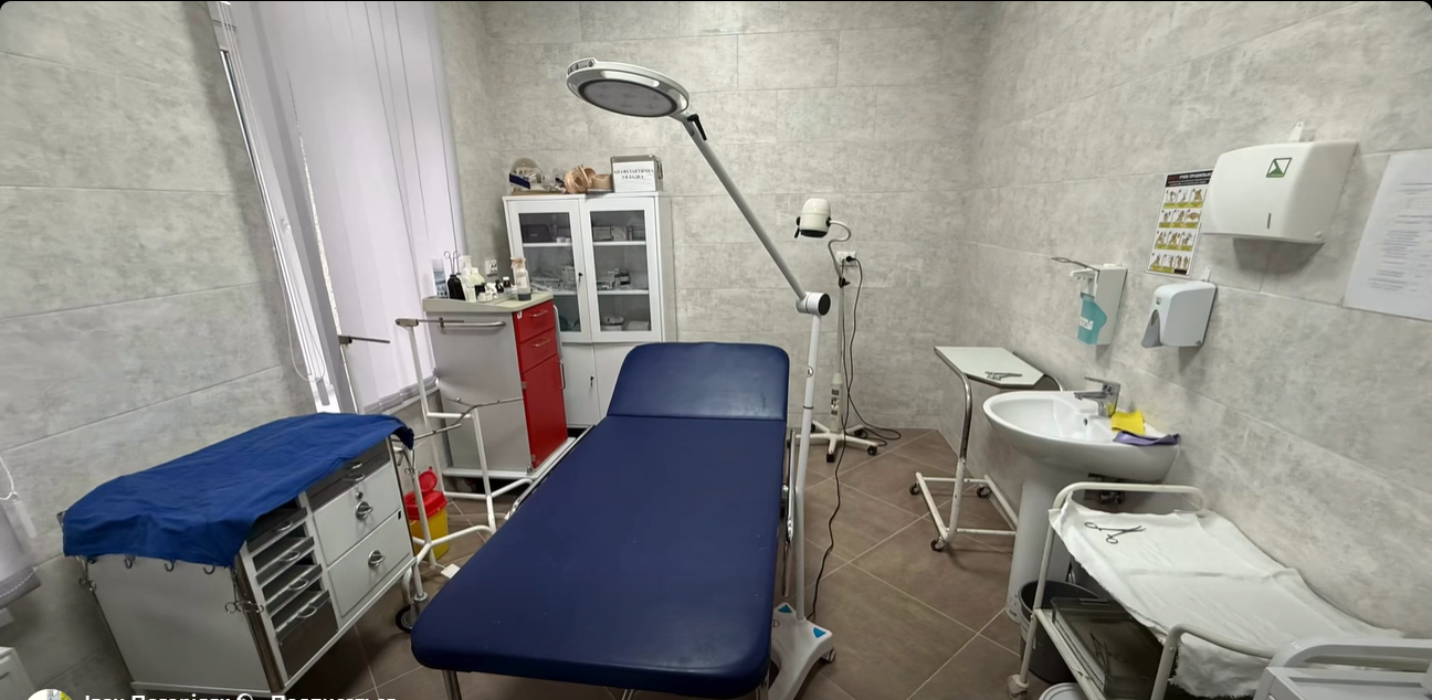 кушетка, лампа, шкаф