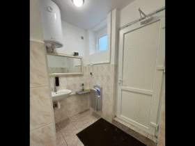 кімната, двері, дзеркало