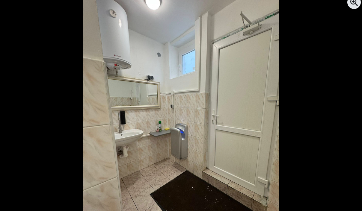 кімната, двері, дзеркало