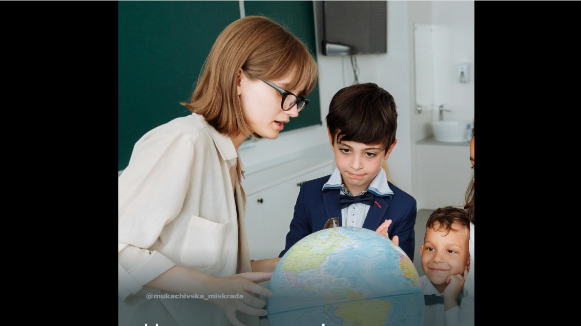 жінка, хлопці, глобус