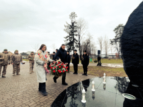 люди, квіти, лампадки