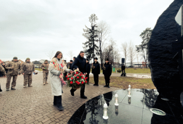 люди, квіти, лампадки