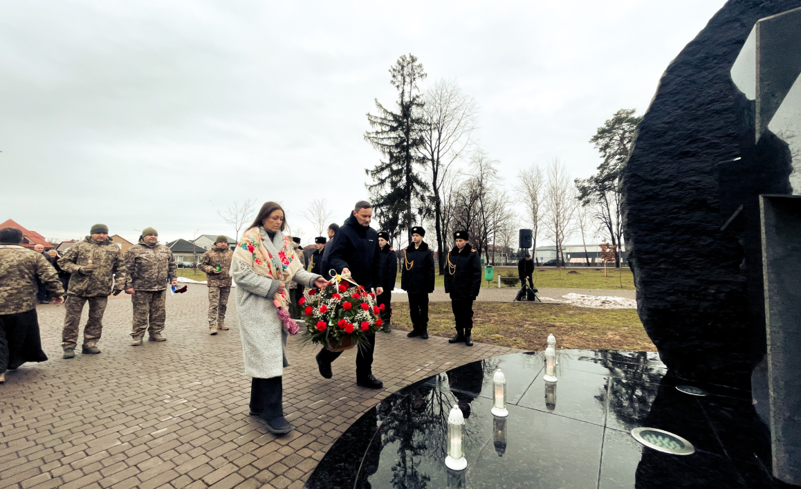 люди, квіти, лампадки