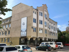 установа, автівки, небо