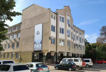 установа, автівки, небо