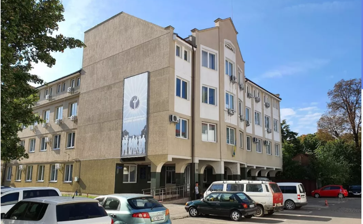 установа, автівки, небо