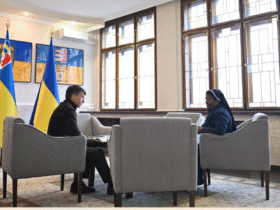 чоловік, жінка, крісла, прапор, приміщення