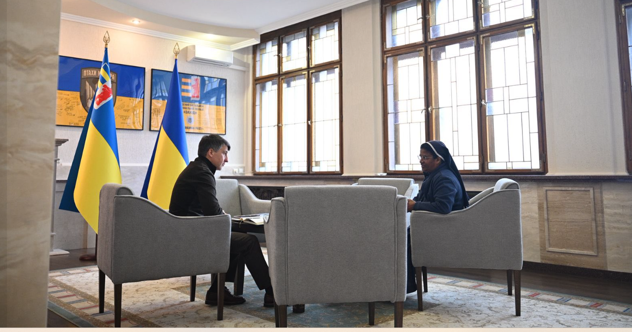 чоловік, жінка, крісла, прапор, приміщення