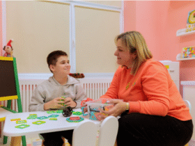 хлопчик, жінка, стіл