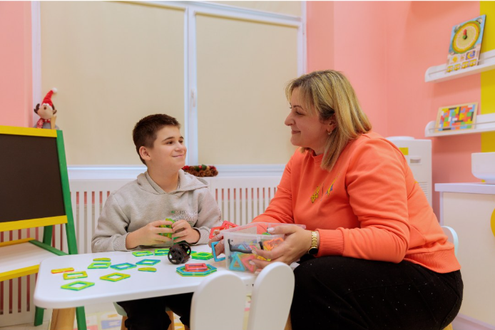 хлопчик, жінка, стіл