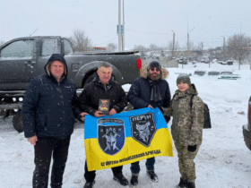 чоловіки, прапори, автівка