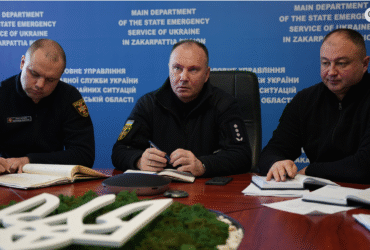 чоловіки, посадовці, стіл