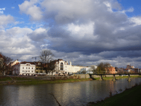 річка, місто, небо