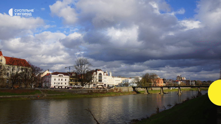 річка, місто, небо
