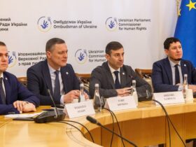 чоловіки, стіл, прапор