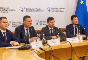 чоловіки, стіл, прапор