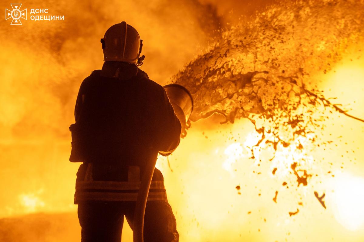 Росіяни вночі били по Одесі і Дніпру: пошкодили будівлі, є постраждалі