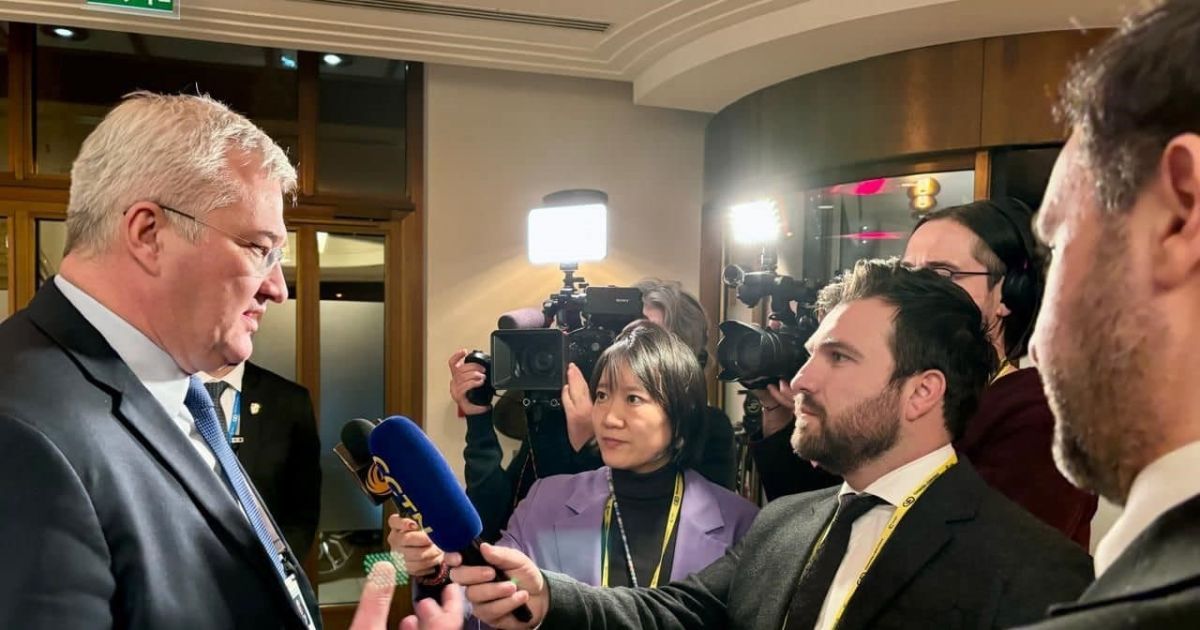 чоловіки, дія, приміщення