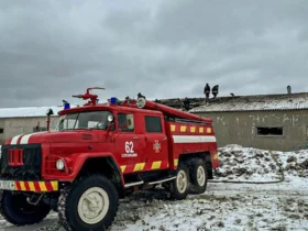 пожежна машина, будівля, люди