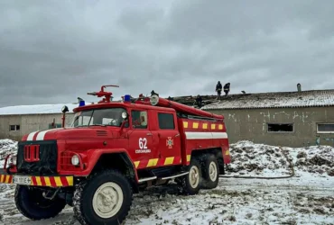 пожежна машина, будівля, люди