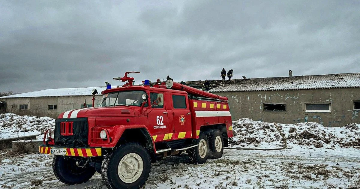 пожежна машина, будівля, люди