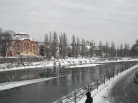 річка, будівля, дерева