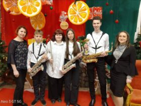 діти, музичні інструменти, сцена